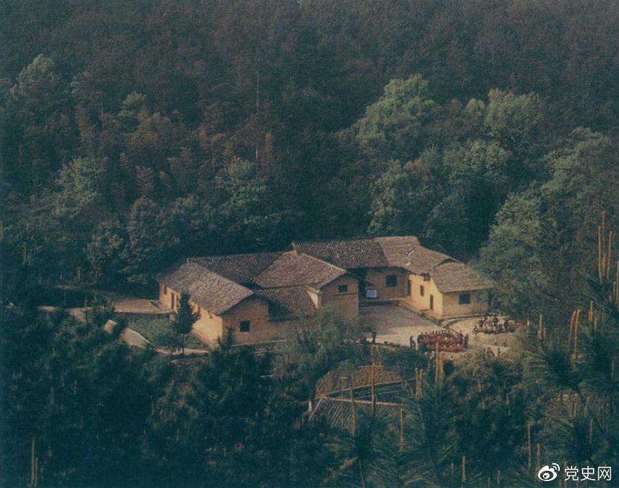 毛澤東故居——湖南省湘潭縣韶山?jīng)_上屋場(chǎng)。1893年12月26日，毛澤東在這里誕生。